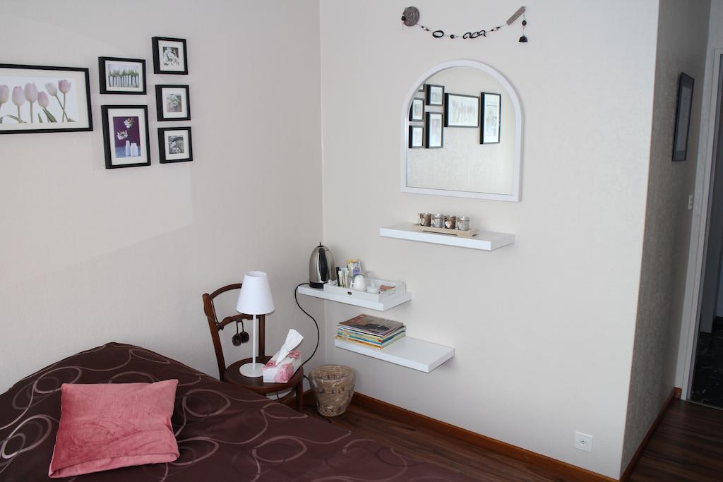 Les Petites Chambres De La Bleue Maison Coeuve Room photo