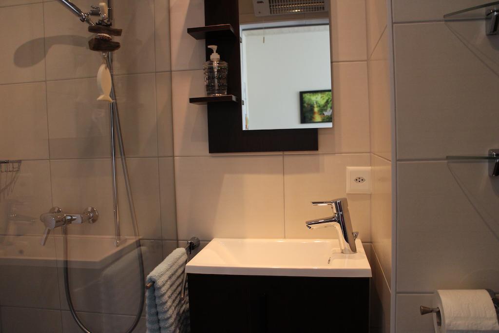 Les Petites Chambres De La Bleue Maison Coeuve Room photo